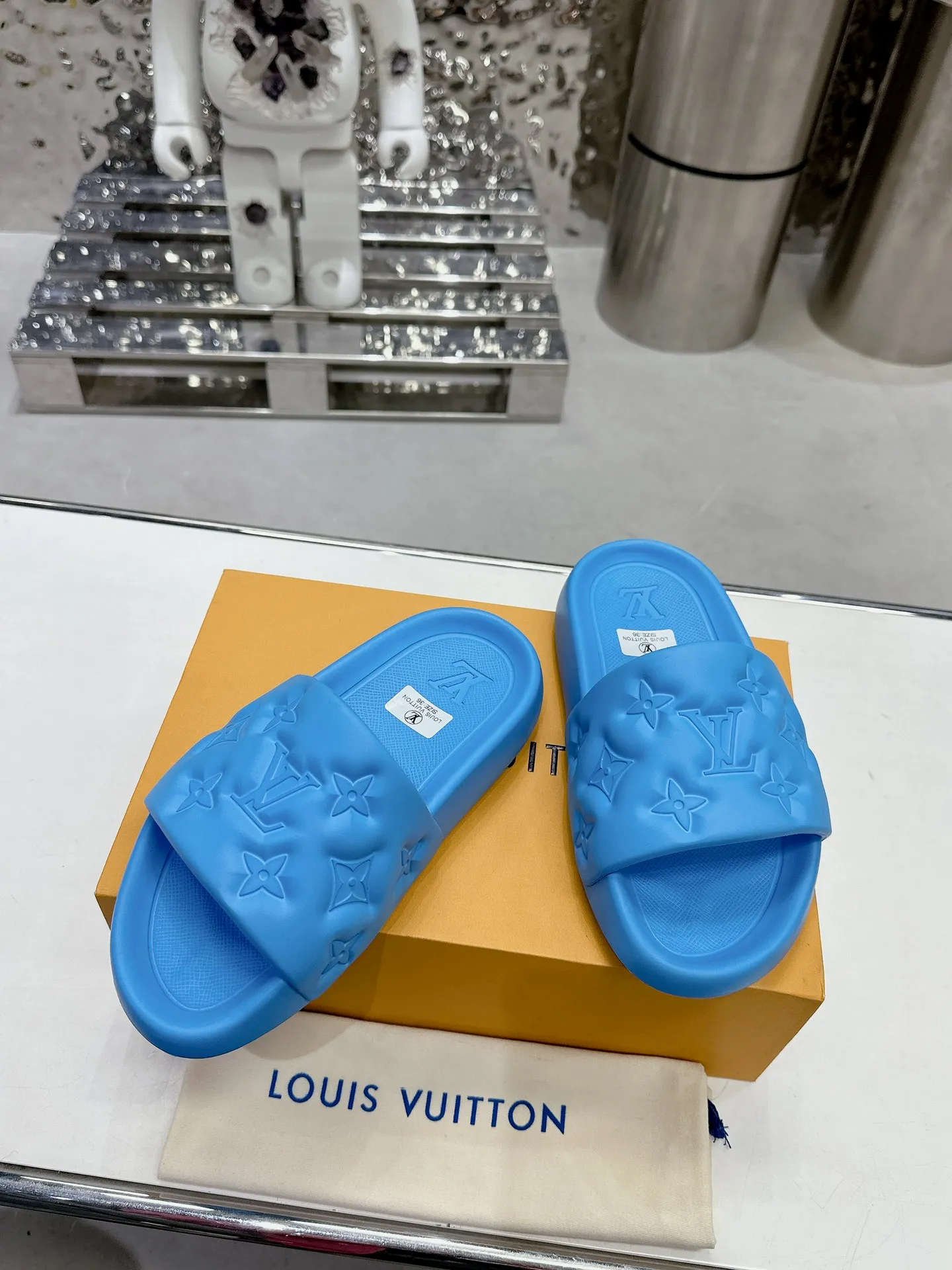 [L Home] P: 280💰 ▪️Shoe size: Women's 35-40 Men's 38-46▪️Packaging: Counter top quality~original packaging 𝟐𝟎𝟐5 Louis Vuitton counter's new embossed slippers, lv monogram embossed slippers, Waterfront sandals are back with a new look, and the upper buckle is embossed with lv's iconic Monogram pattern. Made of waterproof rubber with a comfortable and resilient insole. The lightweight, flexible outsole is embossed with the Louis Vuitton logo. ▪️Fabric: Original molded rubber foam surface ▪️Technology: embossed logo ▪️Sole: Original molded rubber foam outsole ▪️Sole thickness: 3CM.